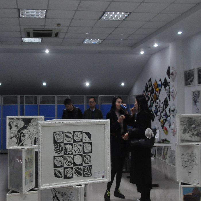 校友正在参观艺术学院作品展厅.jpg