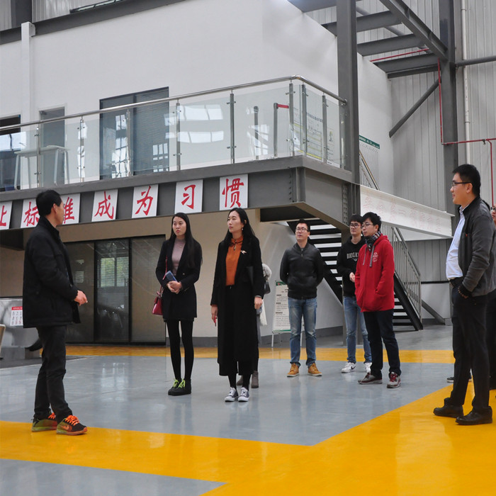 电梯学院石老师在给校友们讲解电梯实训.jpg